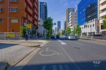 敷地の東側前面道路は天神橋筋です（南側から）。