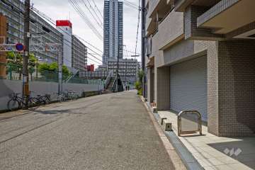 敷地南東側の前面道路（北東側から）