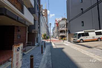 敷地東側の前面道路（南側から）