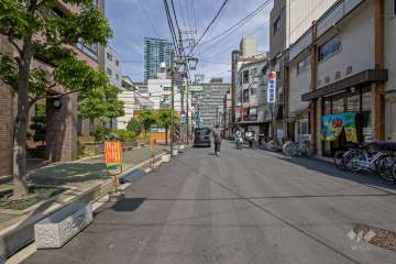 敷地の南側前面道路（西側から）