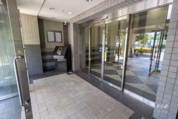 エントランスはオートロック付きです。