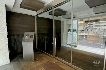 エントランスはオートロック付きです。