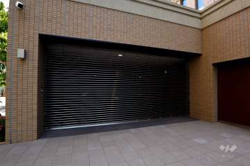 駐車場の出入口（リングシャッター付き）