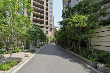 敷地北西側の前面道路（北東側から）