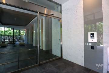 エントランスはオートロック付きです。