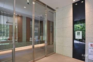 エントランスはオートロック付きです。