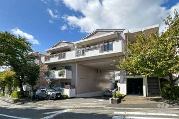 ロイヤルヒルズ箕面Ｍ棟の外観（東側から）