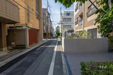 敷地西側の前面道路（南側から）