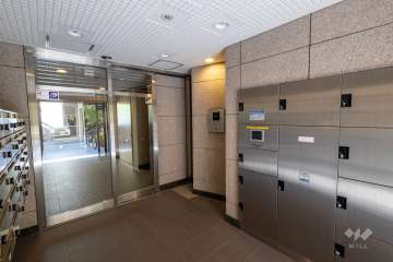 エントランスはオートロック付きです。