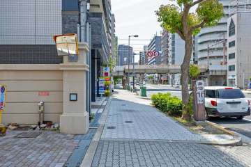 敷地西側の前面道路（北側から）