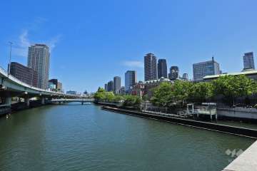 マンションから南へ約130ｍの距離に「堂島川」があります。