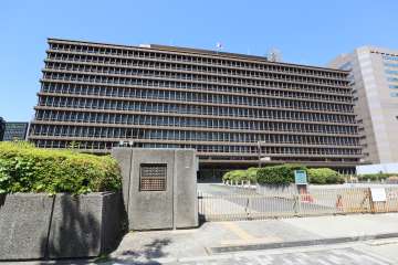 マンションから東へ約10ｍの距離に「大阪高等・地方・簡易裁判所」があります。