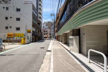 敷地南西側の前面道路（南東側から）