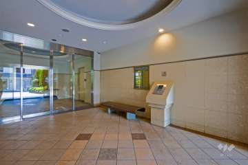 エントランスはオートロック付きです。