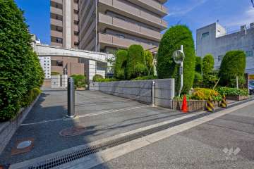 駐車場の出入り口（ロボットゲート付き）