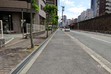 敷地西側の前面道路（北側から）