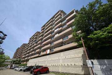 ルミナス箕面の森四番街10号棟の外観（南東側から）