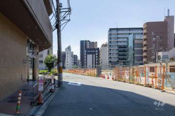 敷地の北側前面道路（東側から）