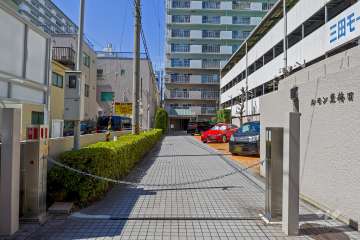 駐車場出入り口（ロボットゲート付き）