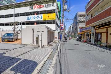 敷地南側の前面道路（西側から）