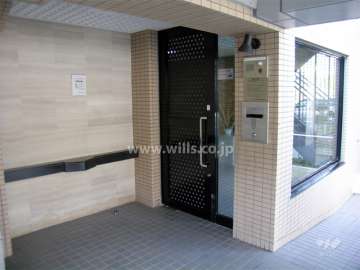 エントランスはオートロック付きです。