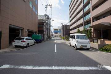 敷地南側の前面道路（東側から）