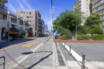 敷地の南側前面道路（東側から）