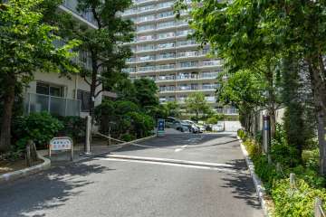 駐車場出入り口（リングシャッター付き）