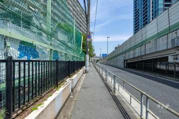 敷地の東側前面道路（南側から）