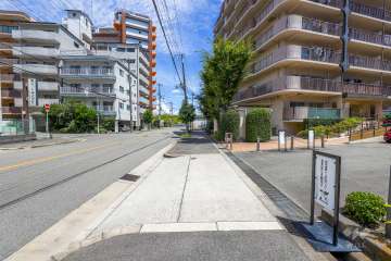 敷地の西側前面道路（南側から）