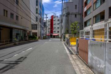 敷地の南側前面道路（東側から）