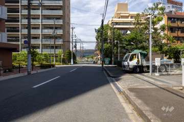 敷地北側の前面道路（西側から）