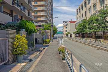敷地の東側前面道路の北側突き当りには淀川が流れています（南側から）。