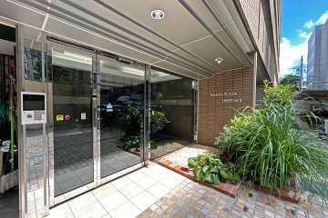 エントランスはオートロック付きです。