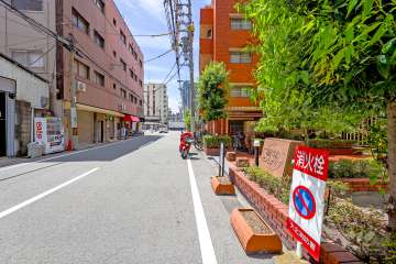 敷地の東側前面道路（北側から）
