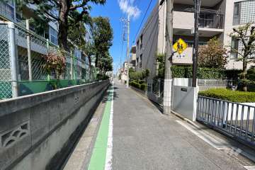 敷地西側の前面道路