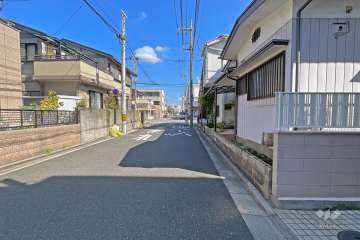 敷地の北側前面道路（西側から）