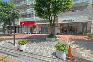 郵便局やクリニックが並ぶ敷地内1階の店舗部分