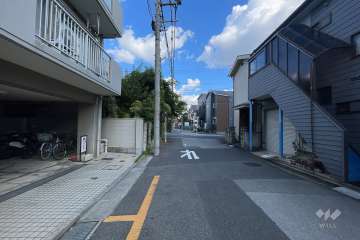 敷地の南側前面道路（西側から）