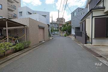敷地の東側前面道路（南側から）