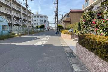 敷地南側前面道路（東側から）