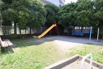 敷地に隣接する中青木二丁目公園