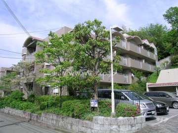 イーストアベニュー箕面おのはら５棟の外観（南西側から）