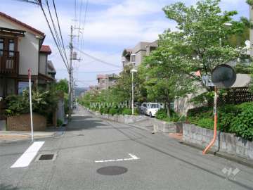 イーストアベニュー箕面おのはら全体。周辺は閑静な住宅地です。