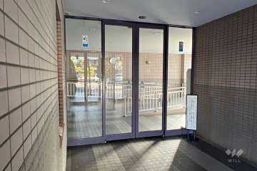 エントランスはオートロック付きです。