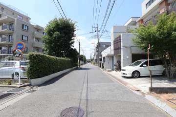 敷地の北側前面道路（東側から）