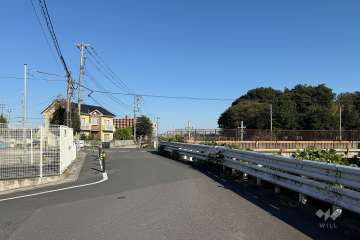 敷地東側の前面道路（西側から）