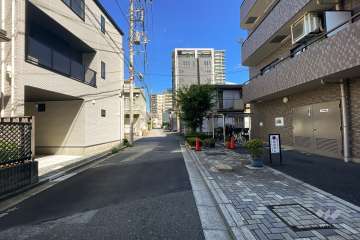 敷地西側の前面道路（南側から）