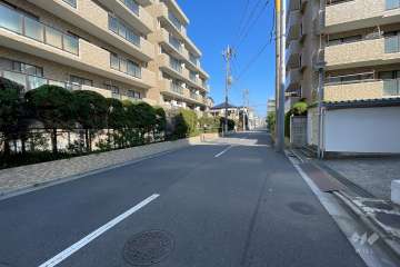 敷地の東側前面道路（南側から）