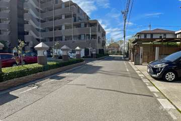 敷地北側の前面道路（東側から）